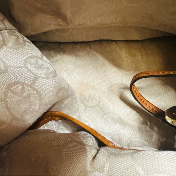 Michael Kors handbag with tassel detail. - Picture 6 of 16